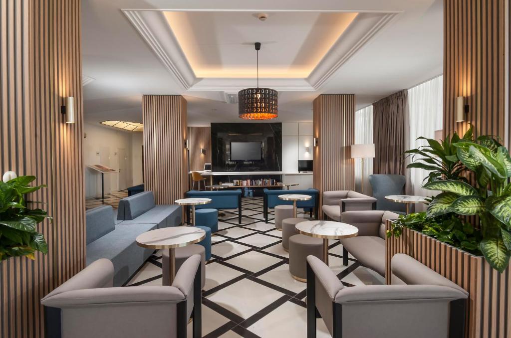 un restaurant avec des tables et des chaises et un bar dans l'établissement Hotel Alexander, à Cattolica