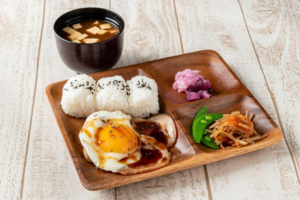 une plaque de nourriture avec un œuf et du riz dans l'établissement プレゼントホテル チャペルガーデン 可児 ｰ大人専用ｰ, à Kani 31 autres photos