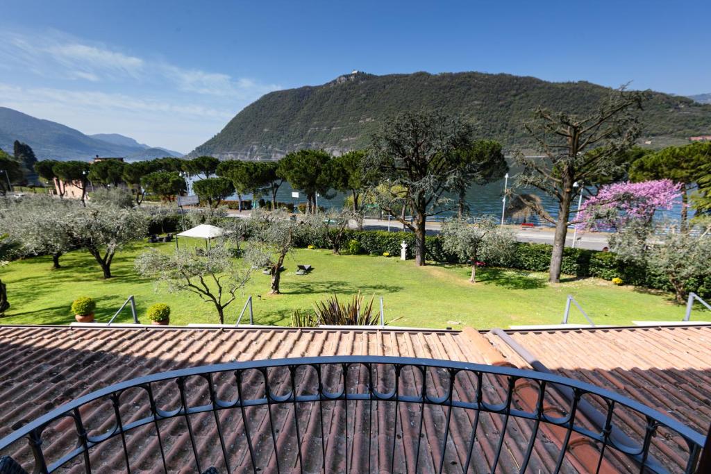 Elle comprend un balcon offrant une vue sur un parc. dans l'établissement Villa Kinzica, à Sale Marasino