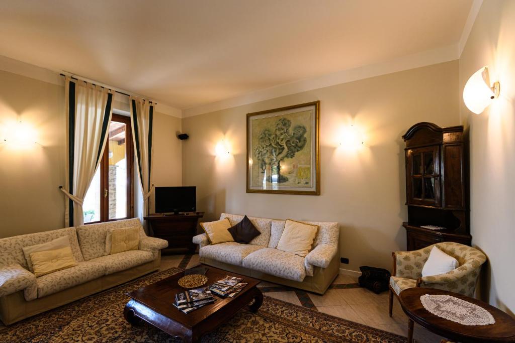 un salon avec deux canapés et une table dans l'établissement Villa Kinzica, à Sale Marasino