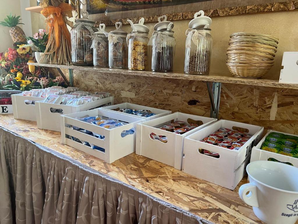 un comptoir avec des boîtes avec des vases dans l'établissement Hotel Capri, à Diano Marina