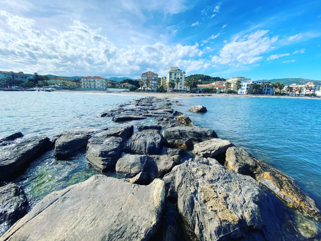 un groupe de rochers dans l'eau sur une plage dans l'établissement Hotel Capri, à Diano Marina