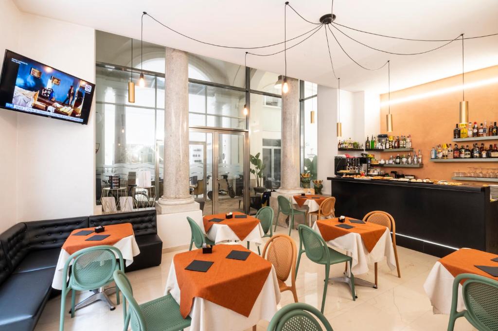un restaurant avec des tables et des chaises et un bar dans l'établissement Central Gallery Rooms- Palazzo D'Ali' Staiti XIX, à Trapani