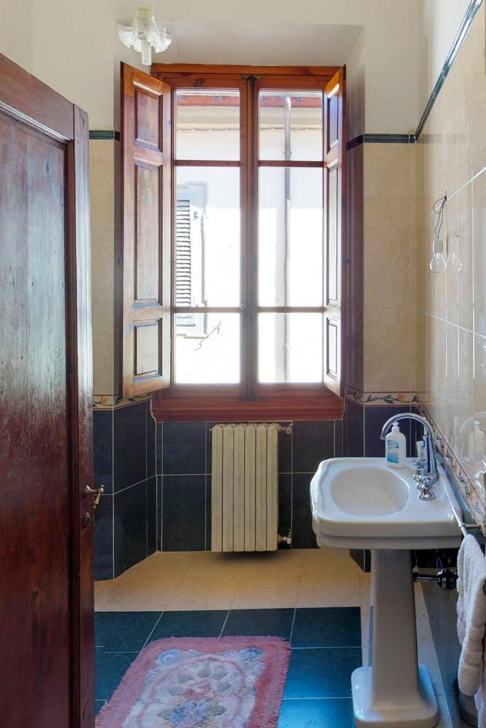 une salle de bain avec un lavabo et une fenêtre dans l'établissement Villa Cicogna, Private villa with exclusive use pool, à Terranuova Bracciolini 15 autres photos