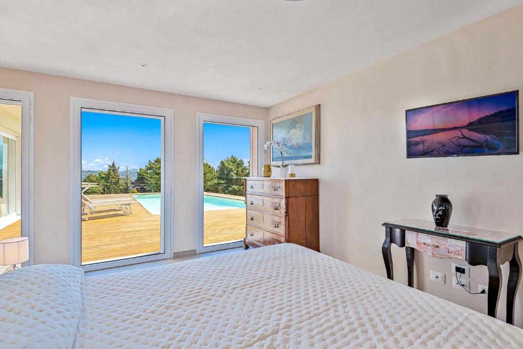 - une chambre avec un lit et des fenêtres offrant une vue dans l'établissement Villa Olympia Pool Sea View Mountains Lake Nature Sleeps 8 Air Conditioning Wi-Fi, à Corsanico-Bargecchia