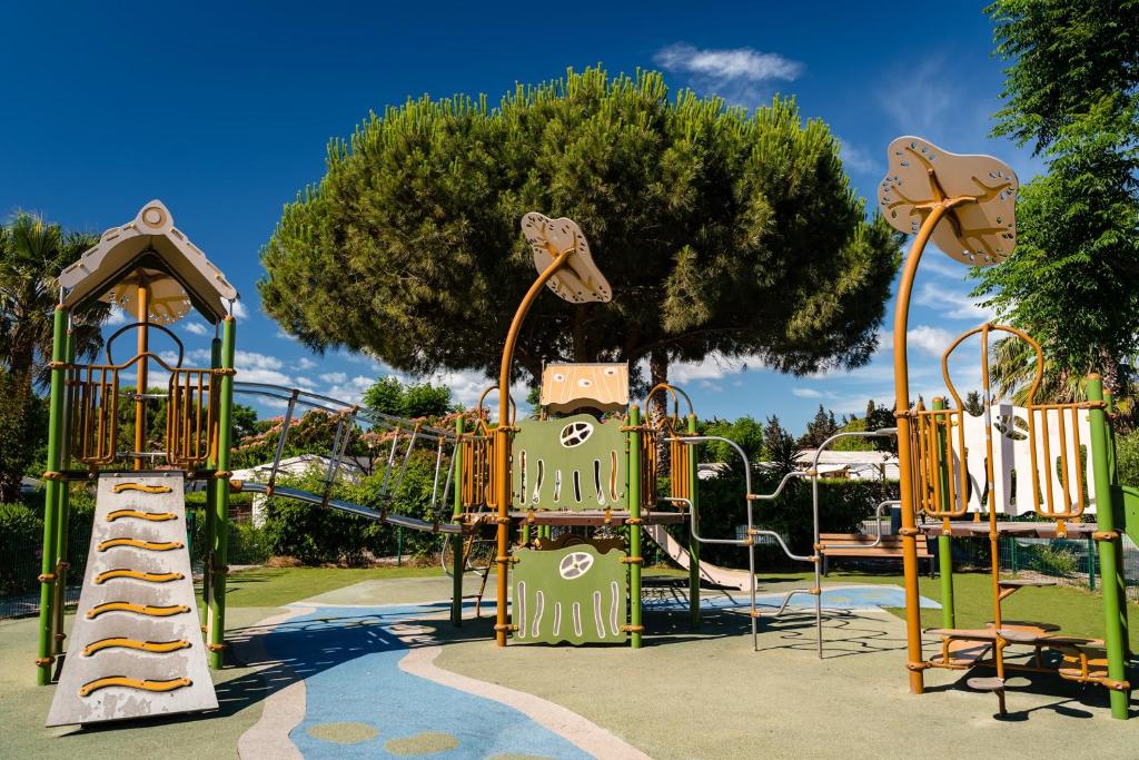 - une aire de jeux dans un parc avec toboggan dans l'établissement MOBIL HOME LE BIENVENUE 3 CH VALRAS PLAGE, à Valras-Plage