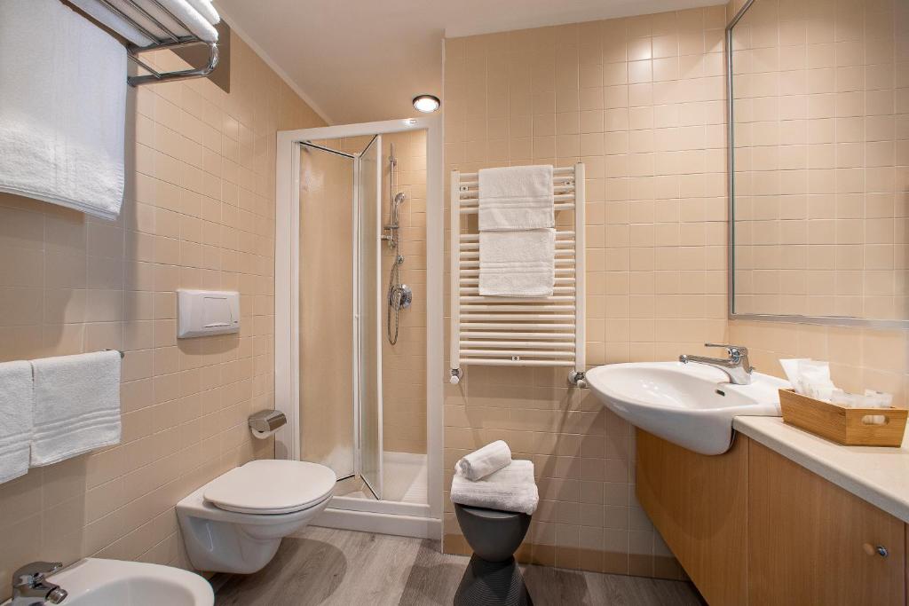 La salle de bains est pourvue d'une douche, de toilettes et d'un lavabo. dans l'établissement Hotel Rosanna 3 Stelle Superior, à Lido di Jesolo