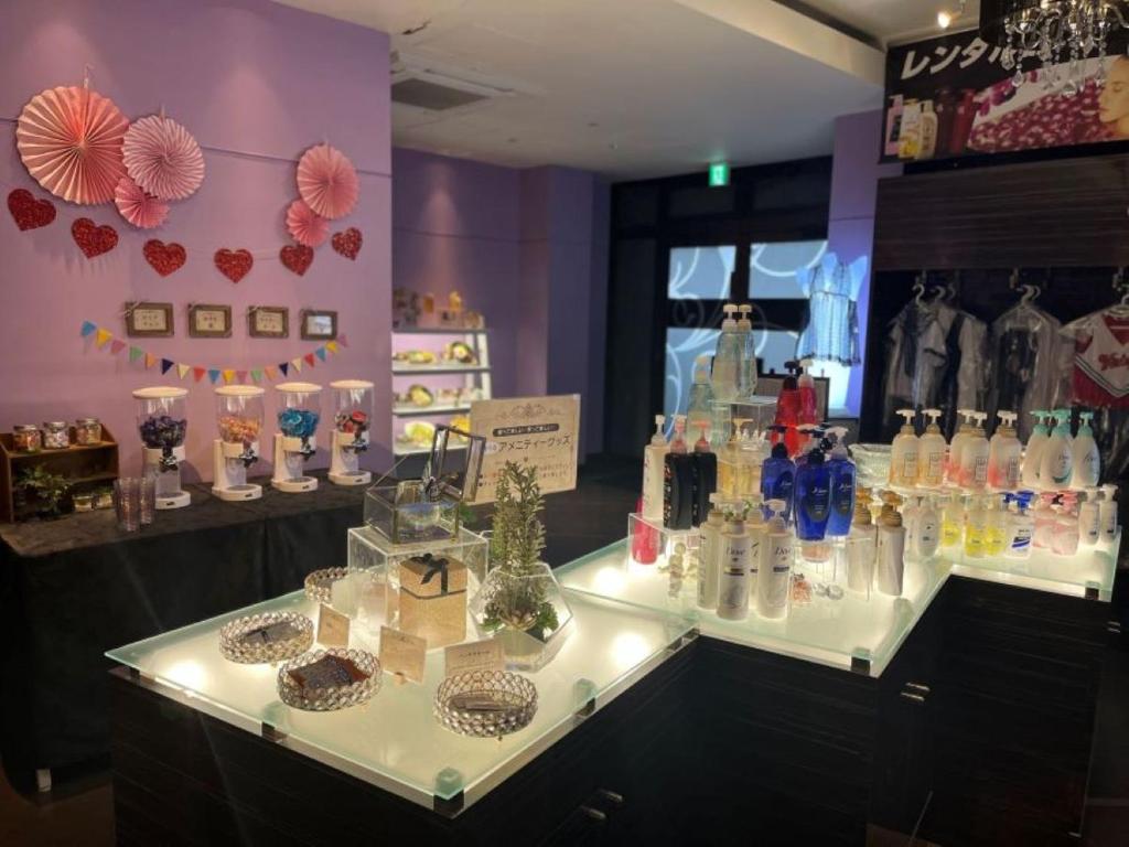 une chambre avec un comptoir avec beaucoup de vases sur elle dans l'établissement Restay Tsurugashima (Adult Only), à Tsurugashima 24 autres photos