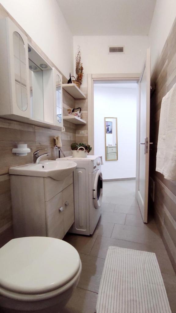 une salle de bain avec toilettes et lavabo dans l'établissement La Vigna Salentina - Con Giardino e Piscina Privata, à Alessano