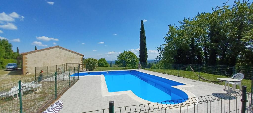 une piscine dans une cour clôturée dans l'établissement Gîte Bel Horizon, à Marcillac-Saint-Quentin