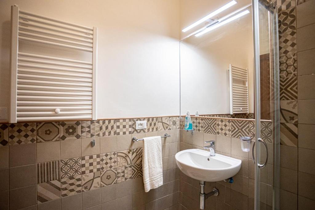 une salle de bain avec un lavabo et une douche dans l'établissement Villa Fontana, à Valderice 35 autres photos