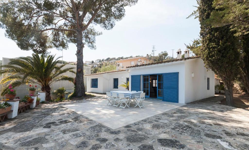 LETS HOLIDAYS Big House with Bbq and Dining Room Outside 8