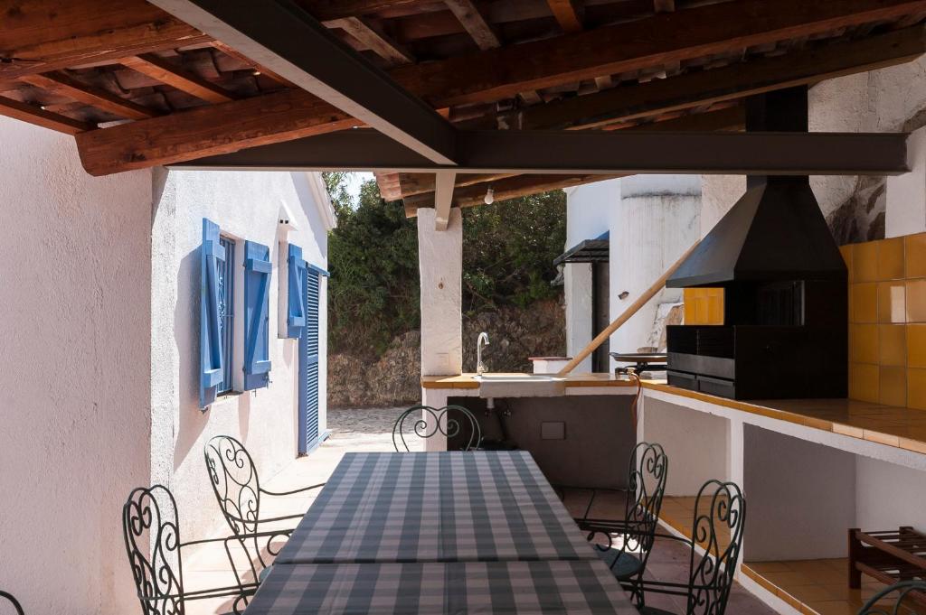 LETS HOLIDAYS Big House with Bbq and Dining Room Outside 4