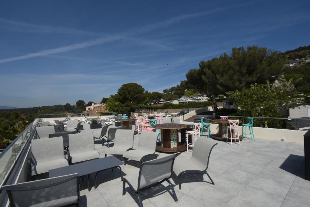 un groupe de chaises et de tables sur un toit dans l'établissement Mobil Home Vue sur Mer - Racine 03, à Saint-Raphaël 34 autres photos