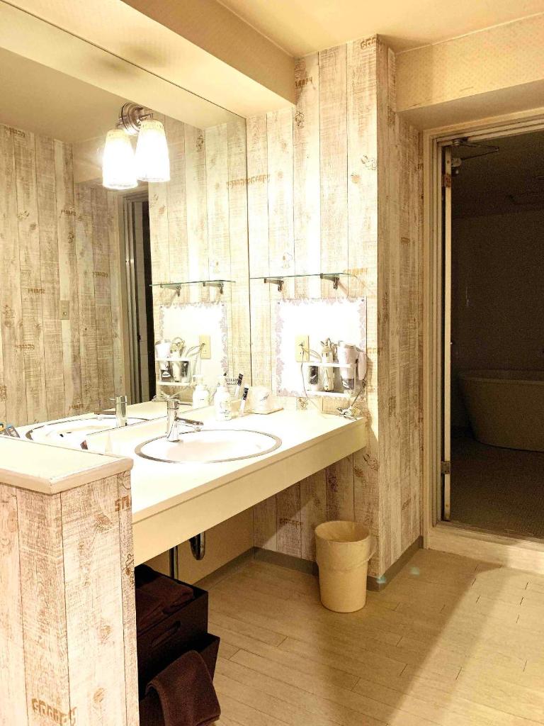 une salle de bain avec deux lavabos et un grand miroir dans l'établissement premium resort nagoya, à Nagoya 27 autres photos