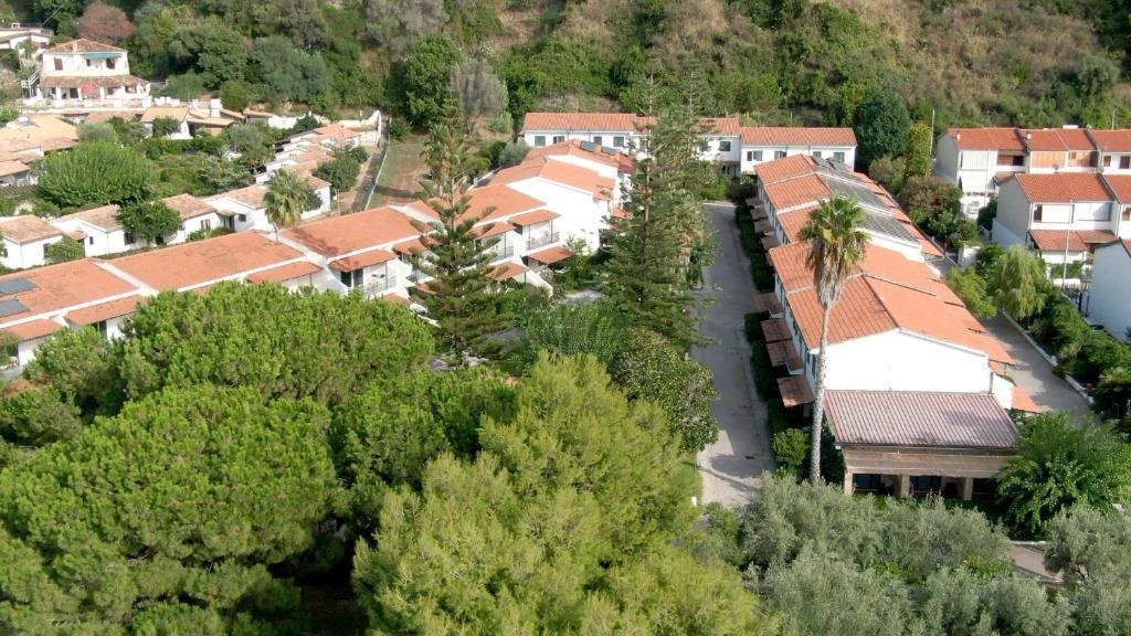 - une vue aérienne sur un village avec des maisons et des arbres dans l'établissement Resort Sciabache, à Zambrone