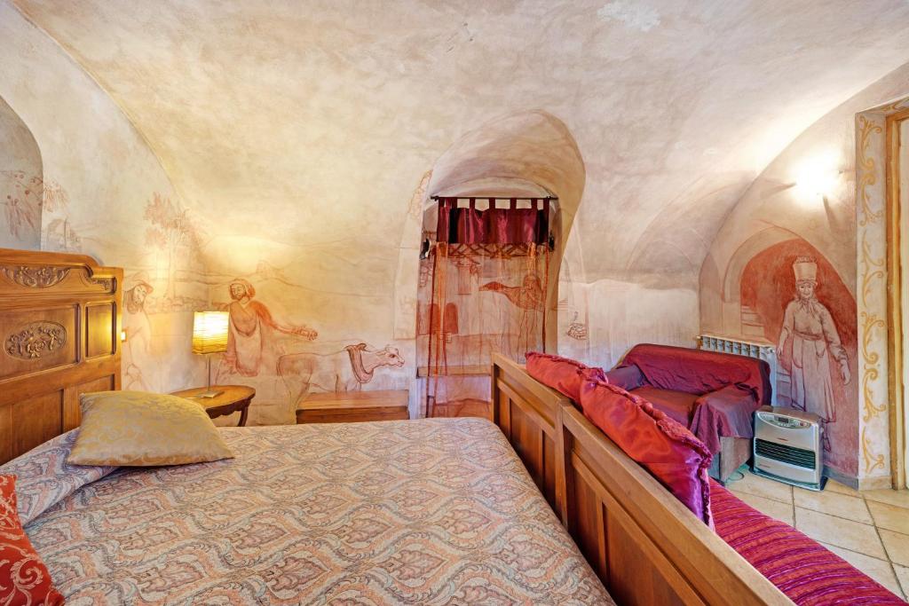 une chambre avec un grand lit et un tableau au mur dans l'établissement Villa La Casa di Giacomo, à Pigna