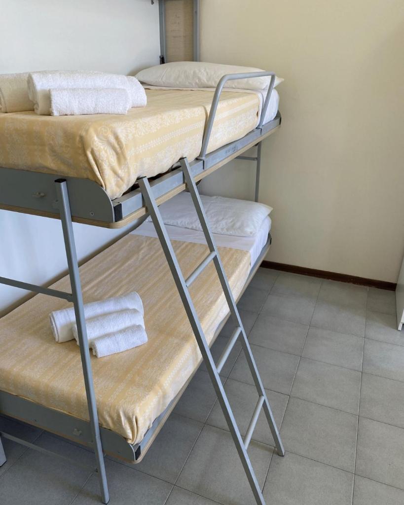 une chambre avec deux lits superposés dans une pièce dans l'établissement HOTEL FLYING, à Pesaro