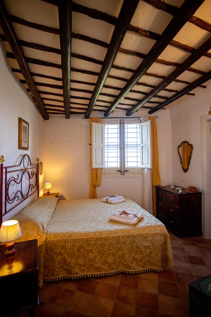 une chambre avec un grand lit dans une pièce dans l'établissement Dimora Storica Villa Fontana, à Valderice 44 autres photos