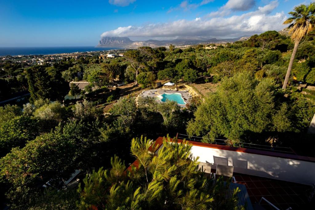une vue aérienne d'une maison avec piscine et l'océan dans l'établissement Dimora Storica Villa Fontana, à Valderice