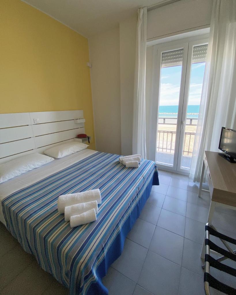 une chambre avec un lit avec des serviettes dessus dans l'établissement HOTEL FLYING, à Pesaro