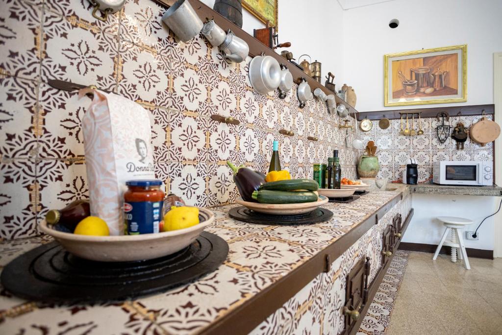 - un comptoir de cuisine avec un bol de fruits dans l'établissement Dimora Storica Villa Fontana, à Valderice