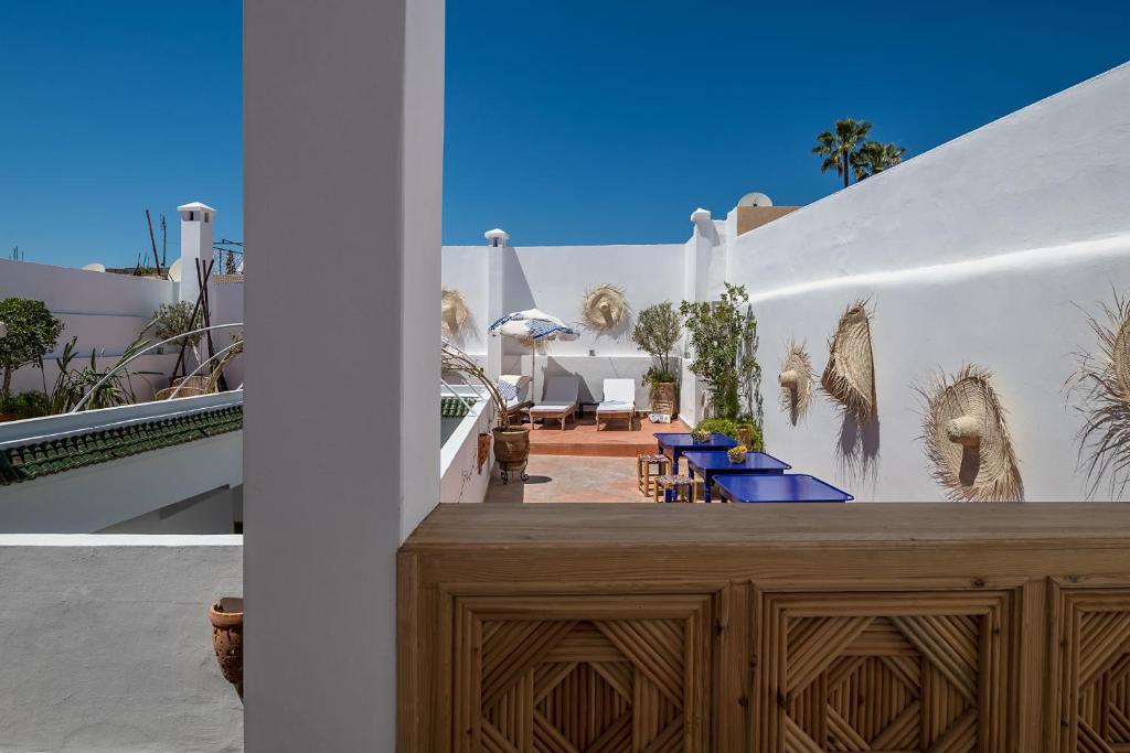 - une vue depuis le balcon d'une maison aux murs blancs dans l'établissement Riad la Parenthèse by Sashema, à Marrakech