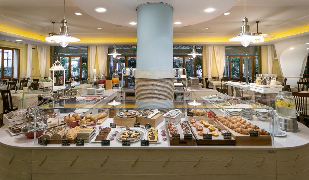 une boulangerie avec une variété de pâtisseries à l'exposition dans l'établissement Hotel Vanni, à Misano Adriatico