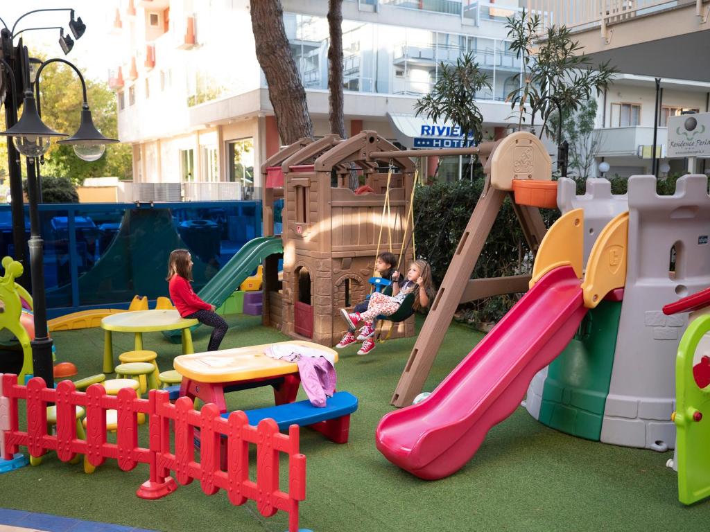 une aire de jeux avec des enfants jouant sur un toboggan dans l'établissement Hotel Vanni, à Misano Adriatico