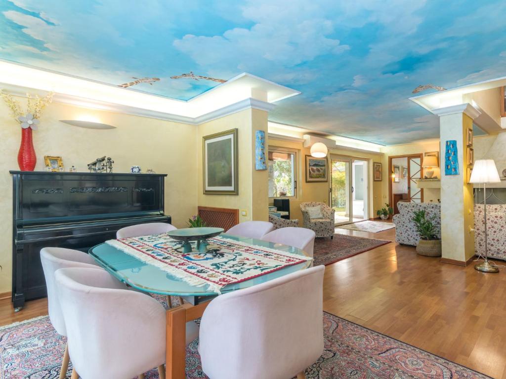 une salle à manger avec une table et des chaises dans l'établissement Villa Surphinia by Interhome, à Bari Sardo