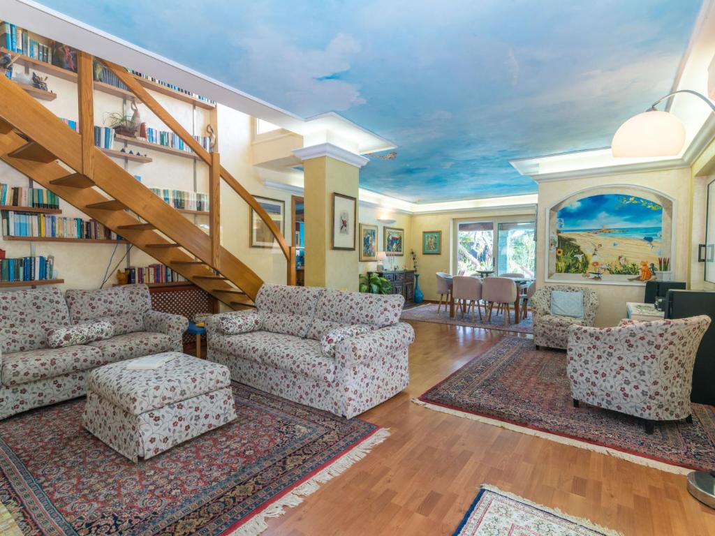 un salon avec deux chaises et un escalier dans l'établissement Villa Surphinia by Interhome, à Bari Sardo