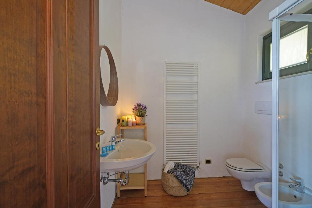 une salle de bain avec un lavabo et des toilettes dans l'établissement Villa Gran Paradiso, à Toscolano Maderno 64 autres photos