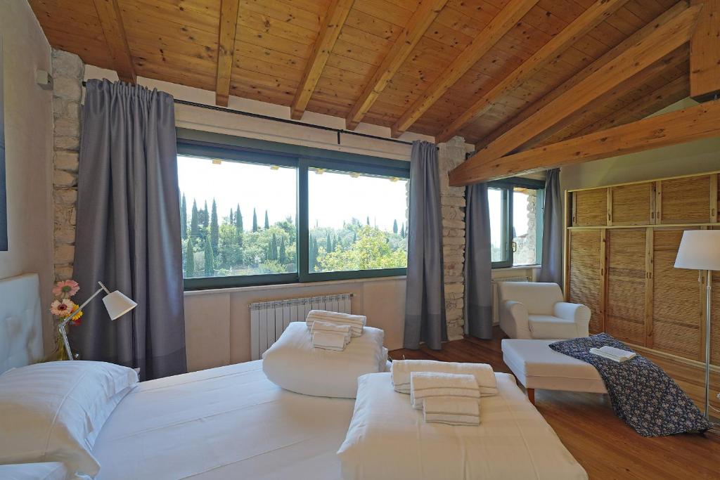 - un salon avec une grande fenêtre et un lit dans l'établissement Villa Gran Paradiso, à Toscolano Maderno
