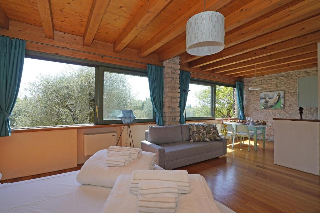 un salon avec un canapé et une table dans l'établissement Villa Gran Paradiso, à Toscolano Maderno