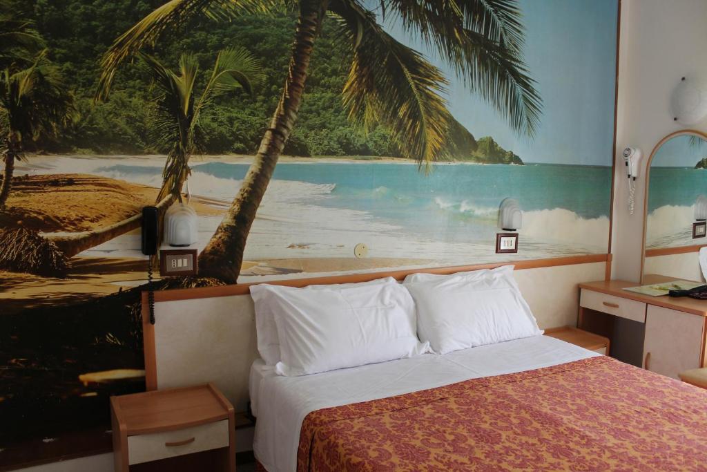 - une chambre avec un lit orné d'une peinture représentant une plage dans l'établissement Hotel Apis, à Rimini