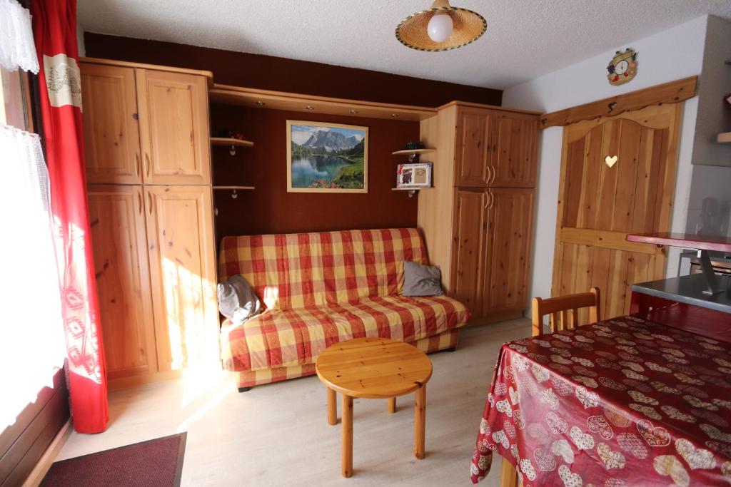 un salon avec un canapé et une table dans l'établissement Risoul superbe appartement pieds des pistes, à Risoul