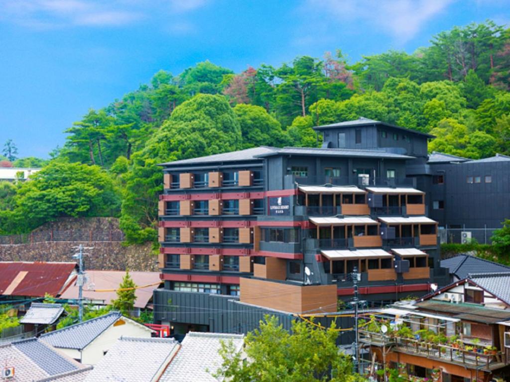 un grand bâtiment au cœur d'une ville dans l'établissement LiVEMAX RESORT Aki Miyajima, à Miyajima