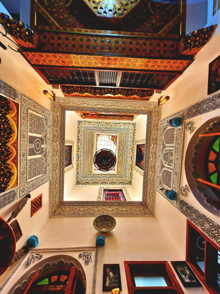 Cette chambre offre une vue sur une chambre dotée d'un miroir mural. dans l'établissement Riad Fés blida, à Fès