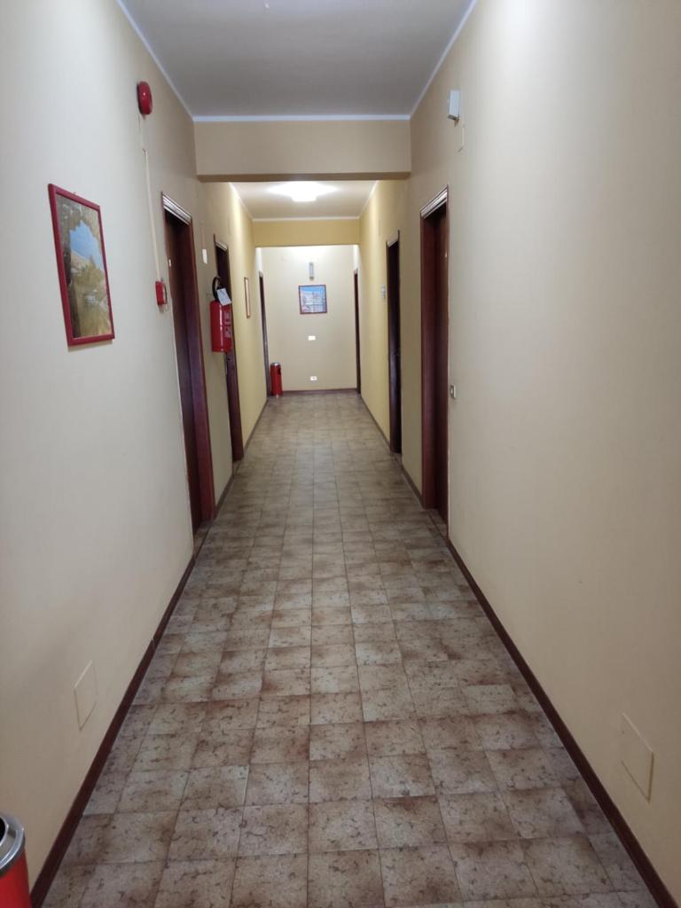 un couloir d'un hôpital avec un long couloir dans l'établissement Hotel Il Dollaro, à Villa San Giovanni 7 autres photos