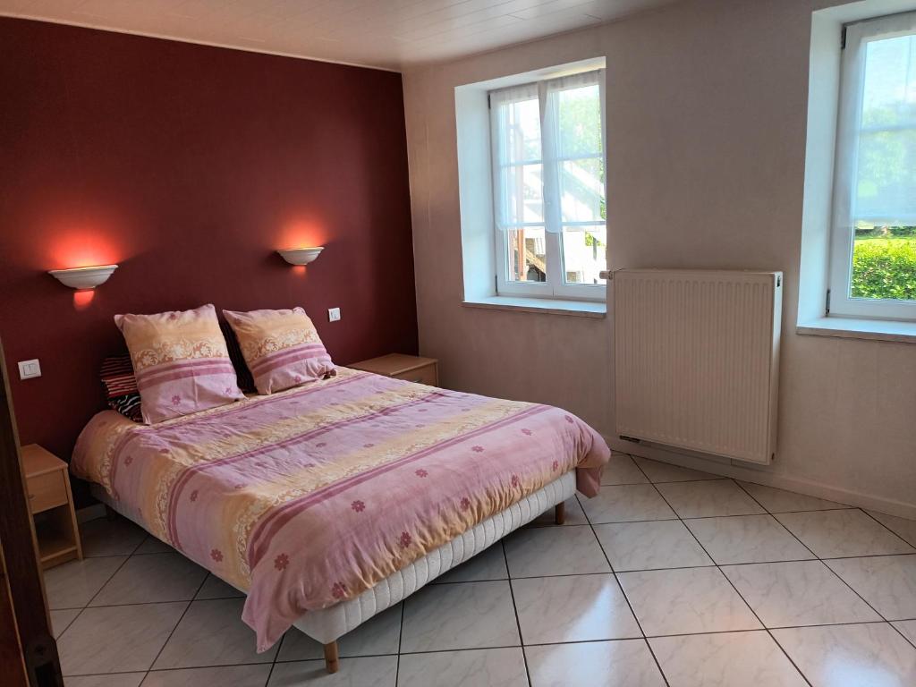 - une chambre avec un lit avec des draps roses et 2 fenêtres dans l'établissement Gite du Berger, à Brouviller