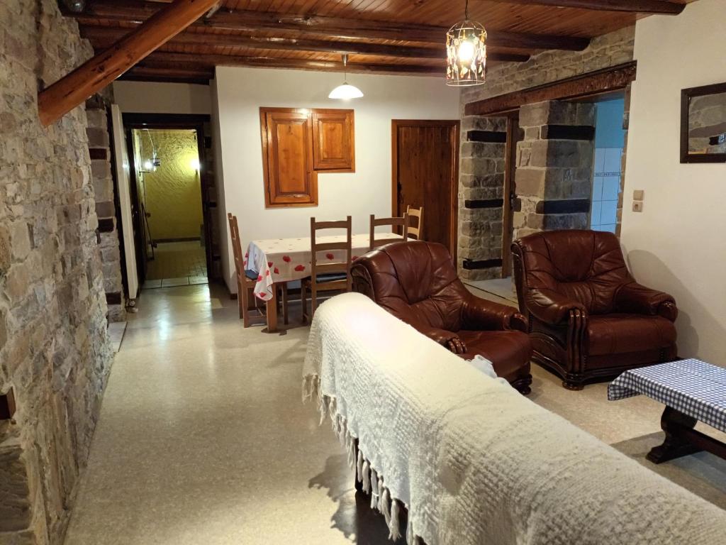 - un salon avec des fauteuils en cuir et une table dans l'établissement Gite du Berger, à Brouviller