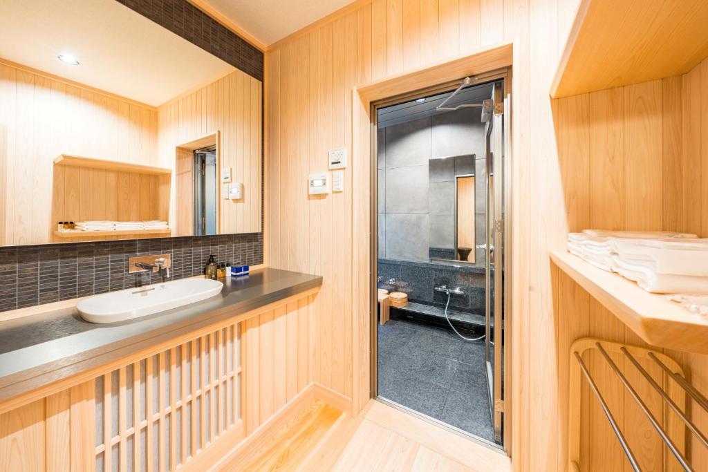une salle de bain avec un lavabo et une douche dans l'établissement 高野山 宿坊 恵光院 -Koyasan Syukubo Ekoin Temple-, à Koyasan