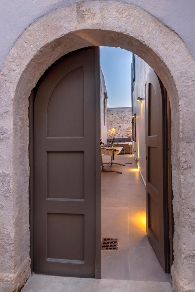 VaSan Suite - Luxury Old Town House with Private Jacuzzi 8