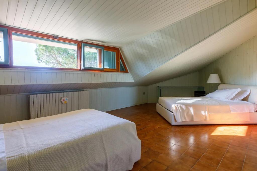 - une chambre mansardée avec 2 lits et une fenêtre dans l'établissement Villa Rosaria by Mmega, à Ripe 37 autres photos