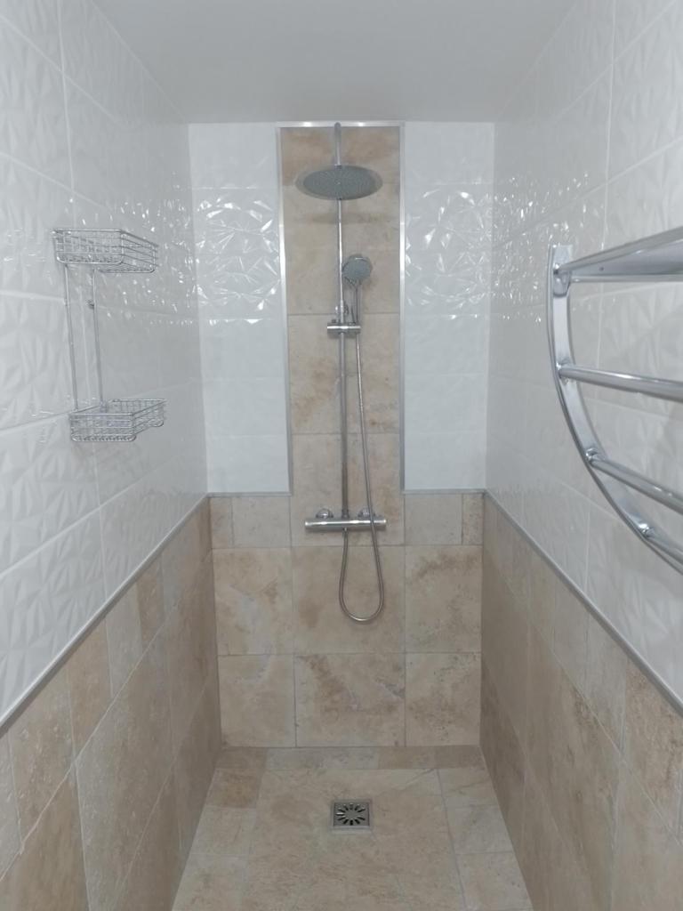 une douche avec une porte vitrée dans une salle de bain dans l'établissement Gîte, suite d'hote de charme, petit déjeuner compris, à Firmi 20 autres photos