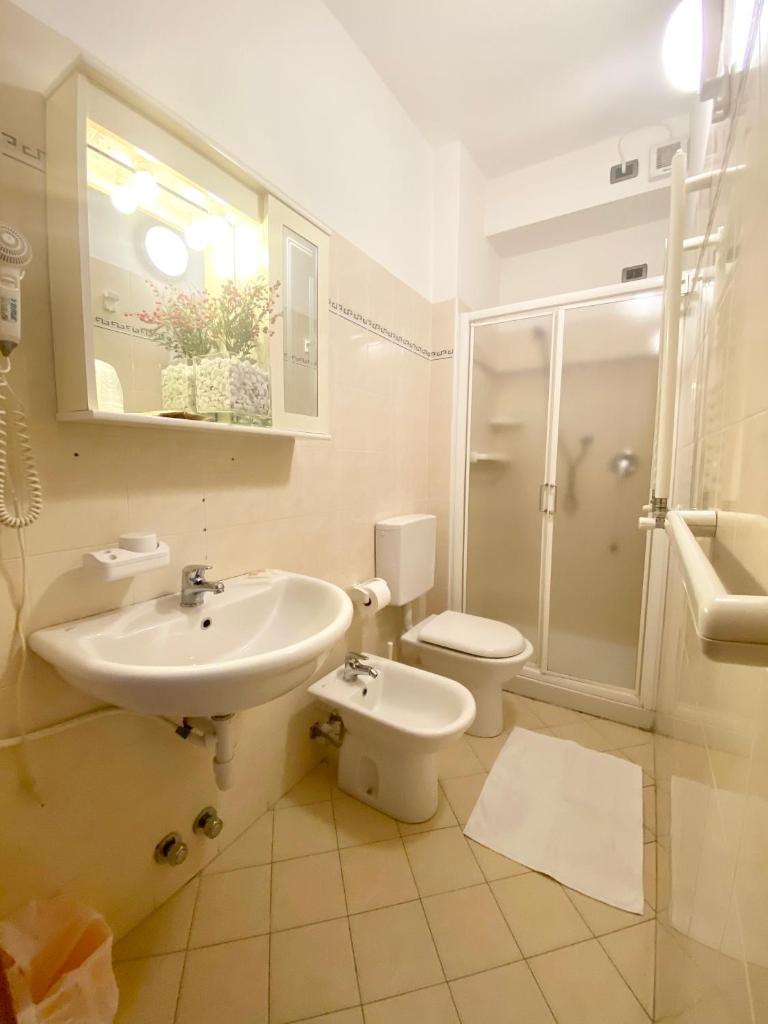 une salle de bain avec un lavabo, des toilettes et une douche dans l'établissement Albergo Villa Ada, à Borgio Verezzi 54 autres photos