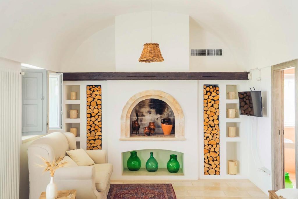 - un salon avec des vases verts sur le mur dans l'établissement Trullo Fragno - Apuliaria Stays, à Martina Franca