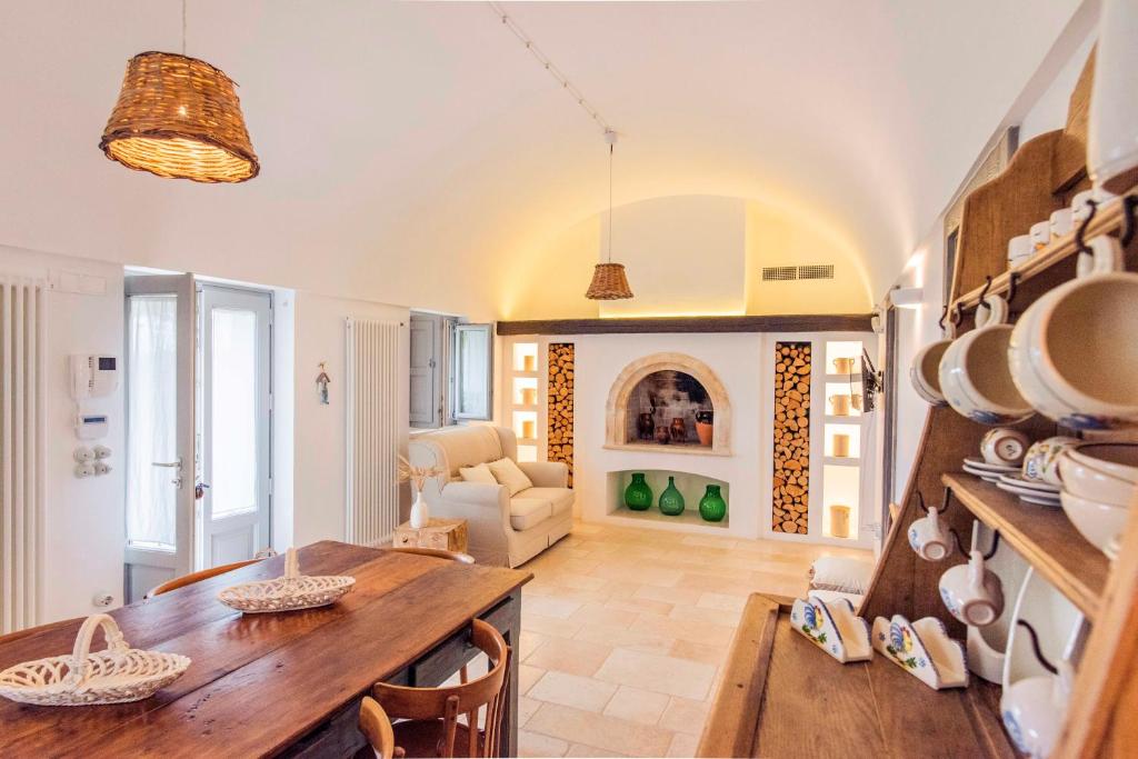 un salon avec une table en bois et un canapé dans l'établissement Trullo Fragno - Apuliaria Stays, à Martina Franca 69 autres photos