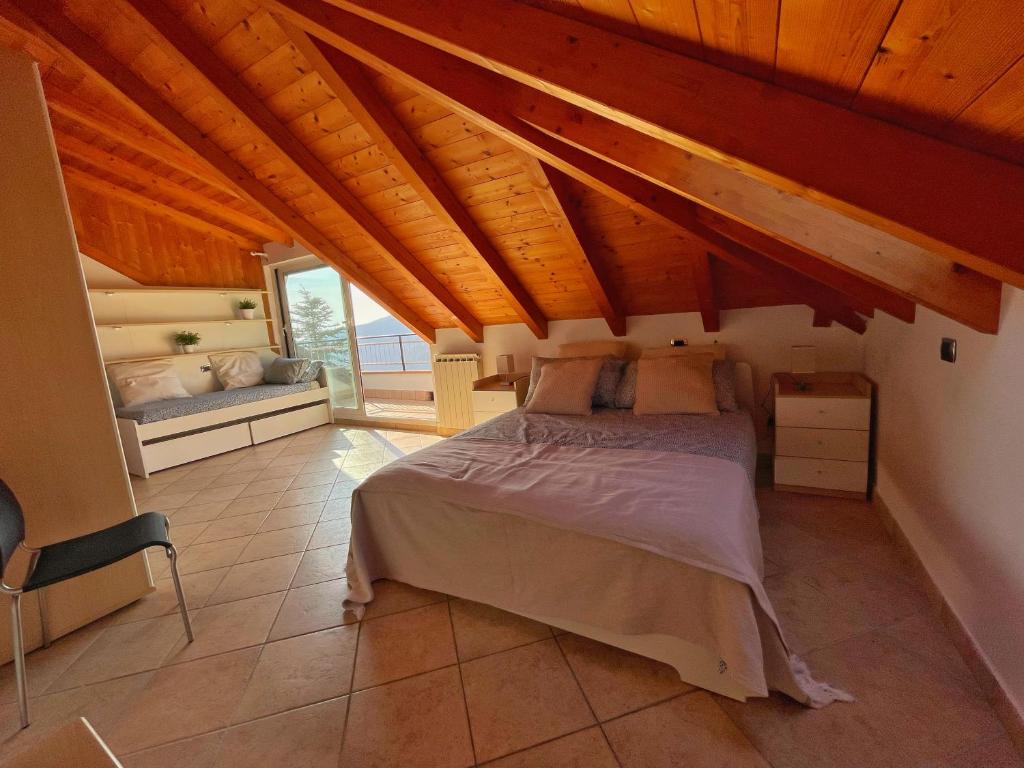 une chambre avec un lit dans une pièce avec des plafonds en bois dans l'établissement Appartamento Moneglia, à Moneglia 28 autres photos