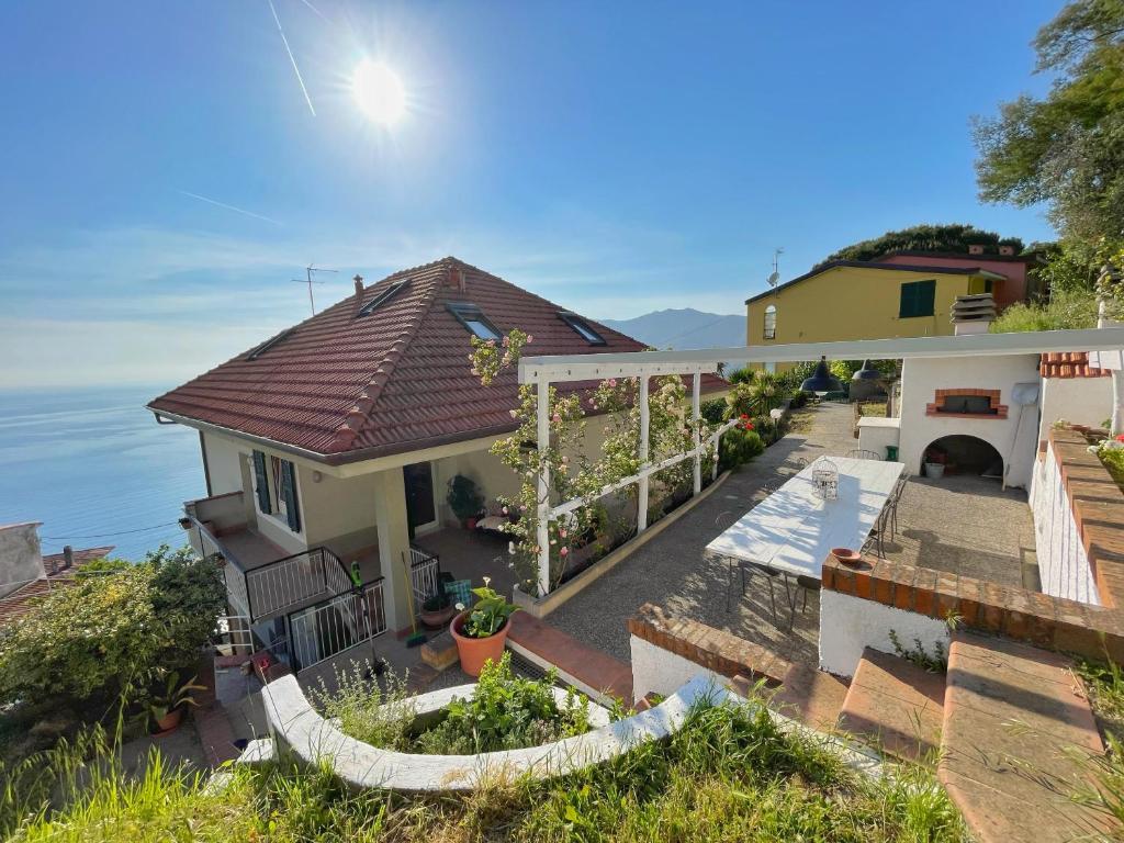 une maison avec vue sur l'eau dans l'établissement Appartamento Moneglia, à Moneglia